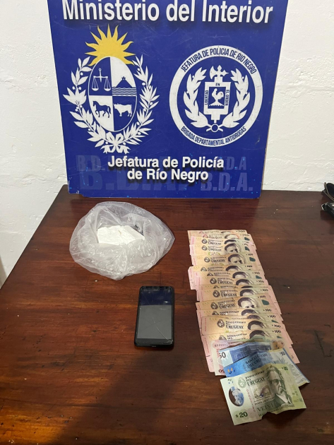 Dinero, celular y drogas incautadas