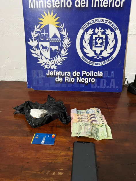 mesa con sustancia blanca, dinero, celular, tarjeta