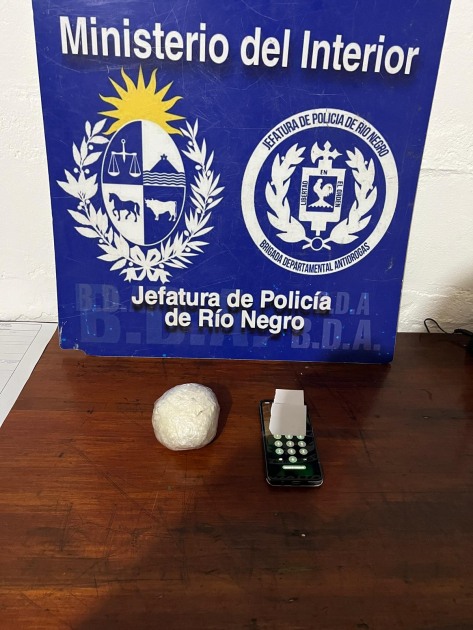 Objetos incautados durante el procedimiento mesa con envoltorio y celular