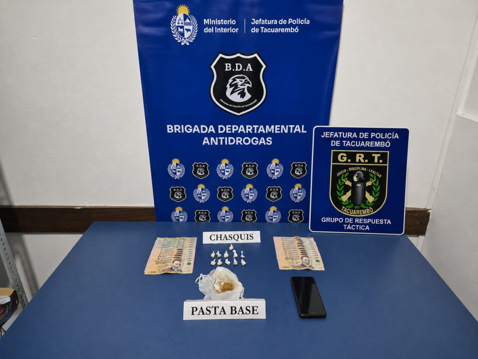 Dinero, droga y celular incautado
