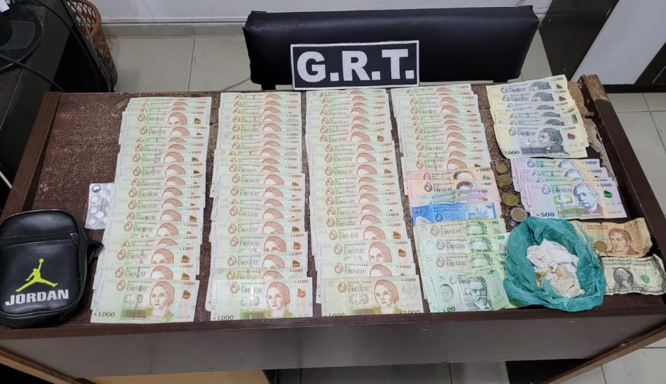 Dinero y sustancia estupefaciente incautada Dinero y sustancia estupefaciente incautada