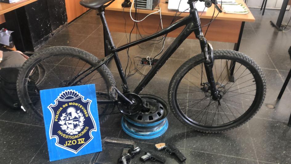 bicicleta y armas incautadas