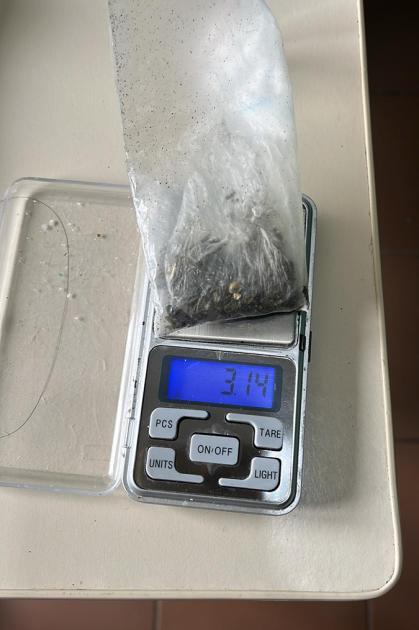 Balanza con droga incautada. Balanza con droga incautada.