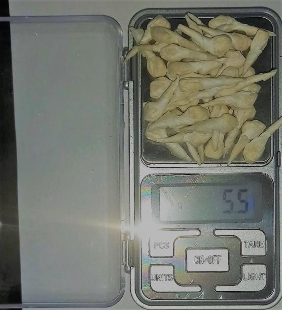 5.5 gramos de pasta base incautados en allanamiento. Envoltorios de pasta base incautados.