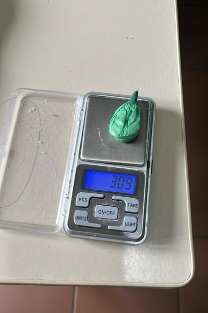 Balanza de precisición con droga incautada. Balanza de precisición con droga incautada.