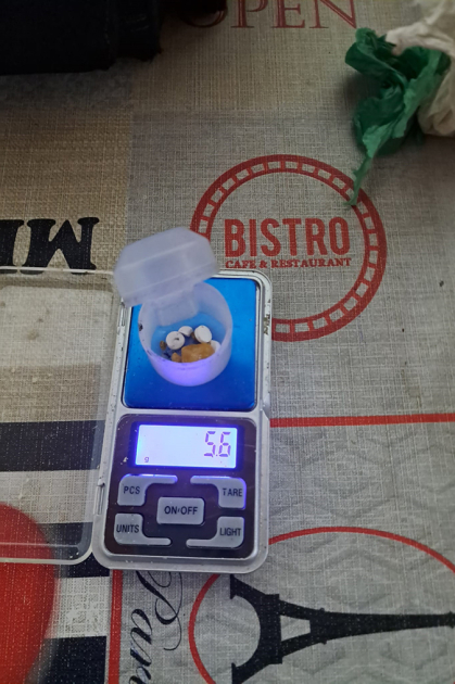 Balanza de precision con recipiente plastico con pastillas estupefacientes. Balanza de precision con recipiente plastico con pastillas estupefacientes.