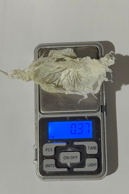 Balanza digital con bolsa de nylon blanca con estupefaciente.