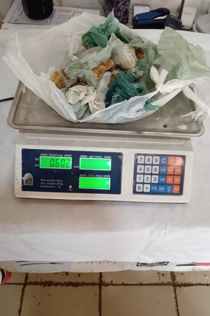 Balanza digital con droga incautada.