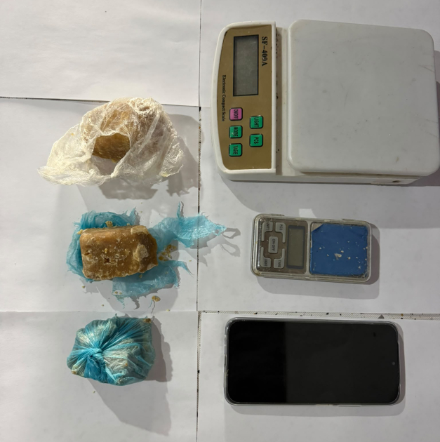 Balanzas de precisión, pasta base y un telefono celular incautados