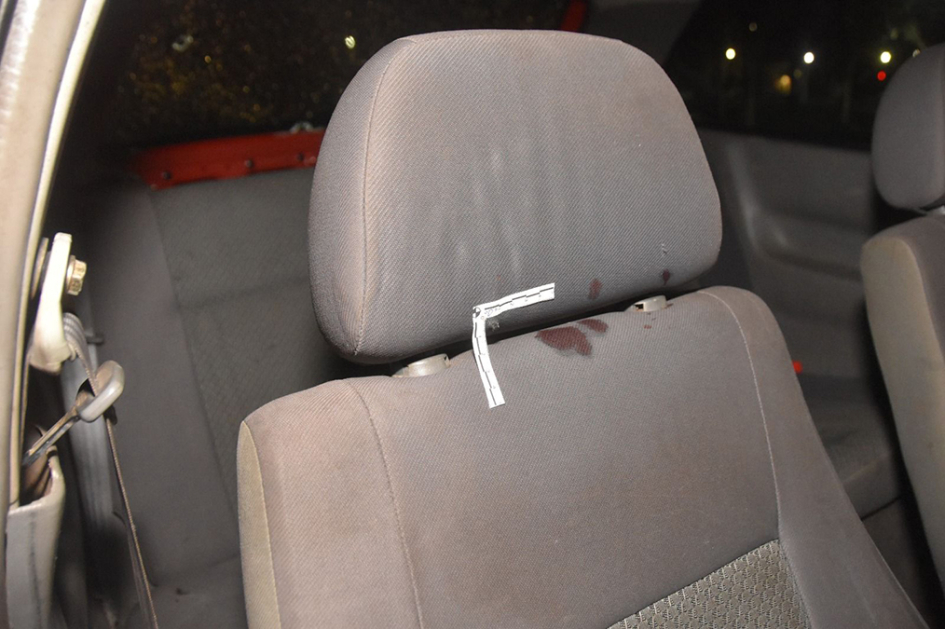 Banco de automóvil con manchas de sangre.