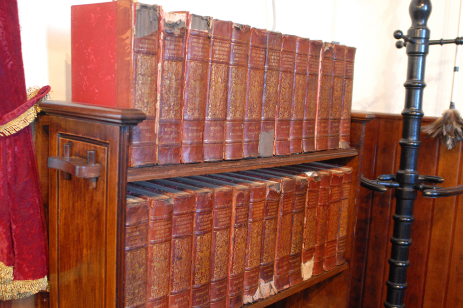 Biblioteca antigua en el despacho del Jefe de Policía