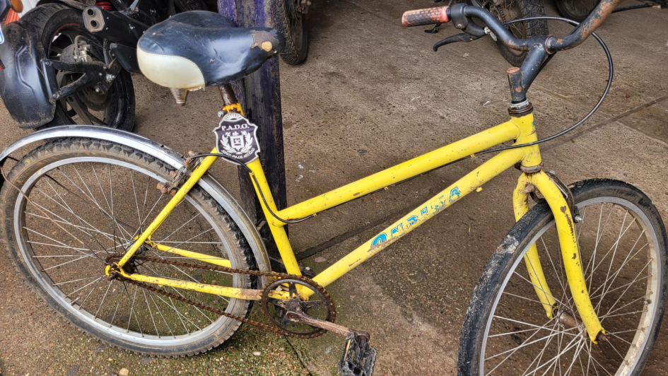 Bicicleta recuperada Bicicleta de color amarillo recuperada
