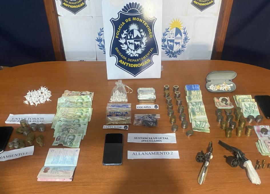 Droga, armas y dinero incautado Droga, armas y dinero incautado