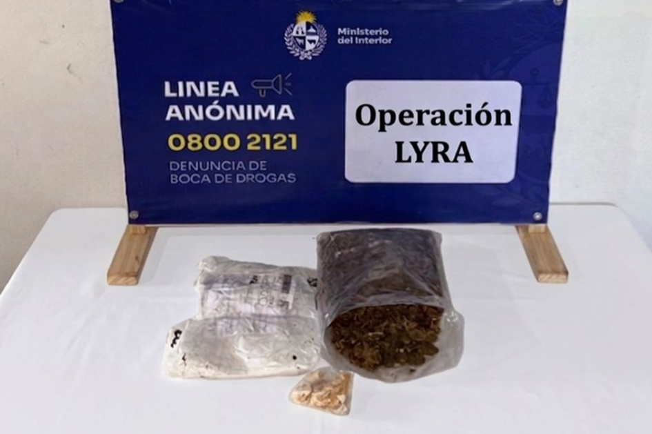 Bolsa de nylon con estupefaciente incautada por la policía Bolsa de nylon con estupefaciente incautada por la policía