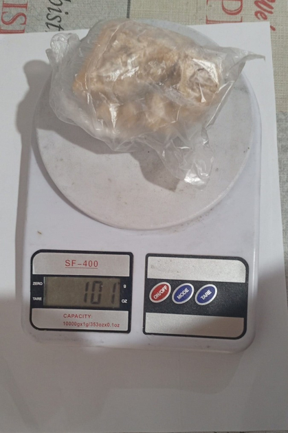 Bolsa de nylon con estupefaciente sobre una balanza digital Bolsa de nylon con estupefaciente sobre una balanza digital