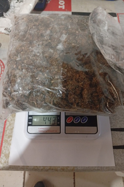 Bolsa de nylon consustancia estupefaciente sobre una balanza digital Bolsa de nylon consustancia estupefaciente sobre una balanza digital