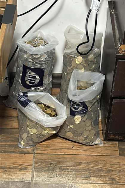 Bolsas con monedas incautadas por la policía. Bolsas con monedas incautadas por la policía.
