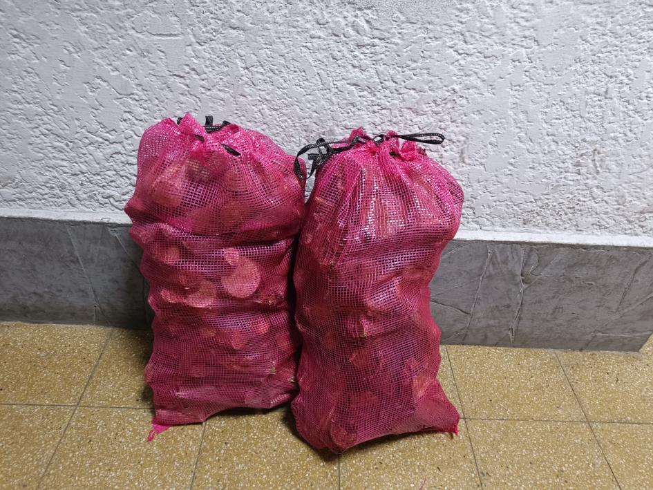 Bolsas de leña incautada a quienes la hurtaron desde una leñeria Bolsas de leña incautada a quienes la hurtaron desde una leñeria