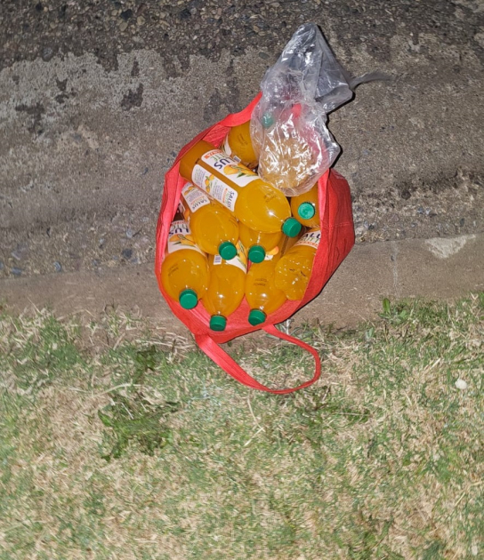 Bolso con bebidas frutales incautado a detenido