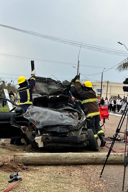 Bomberos en Simulacro de Accidente de Tránsito. Bomberos en Simulacro de Accidente de Tránsito.