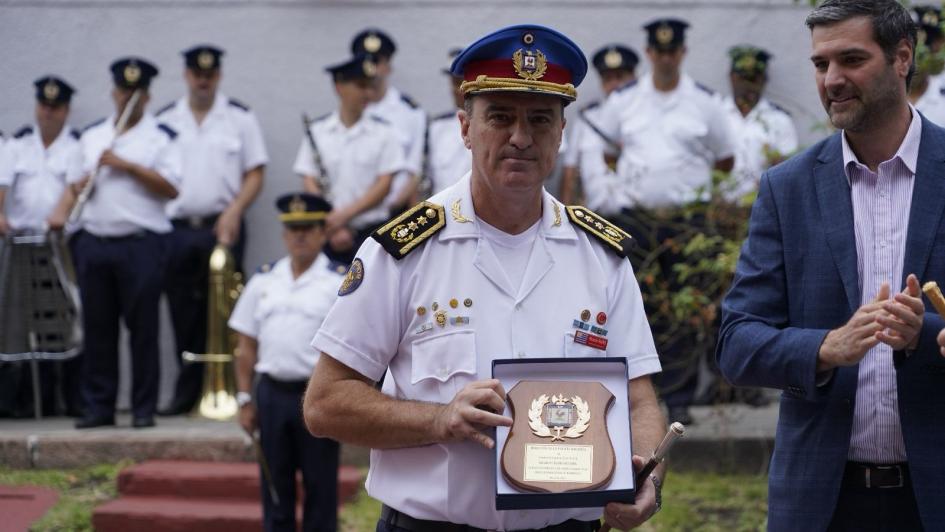 Riaño recibiendo reconocimiento de parte del ministro Martinelli