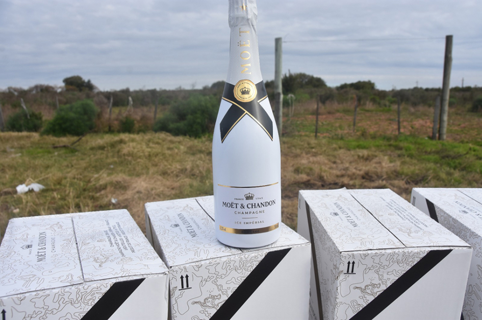 Botella de champagne MOET & CHANDON sobre su caja