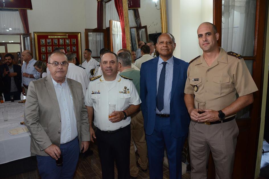 Brindis de Honor en Despacho del Jefe de Policía. Brindis de Honor en Despacho del Jefe de Policía.