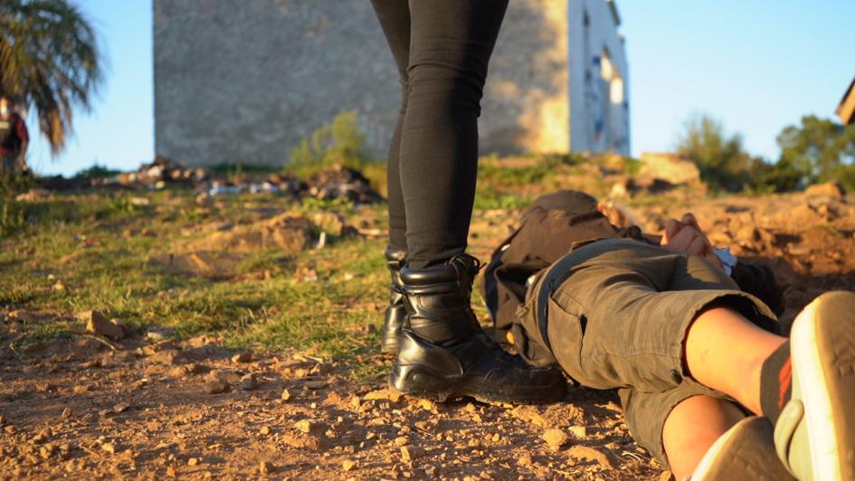 Hombre con medidas de seguridad Hombre con medidas de seguridad