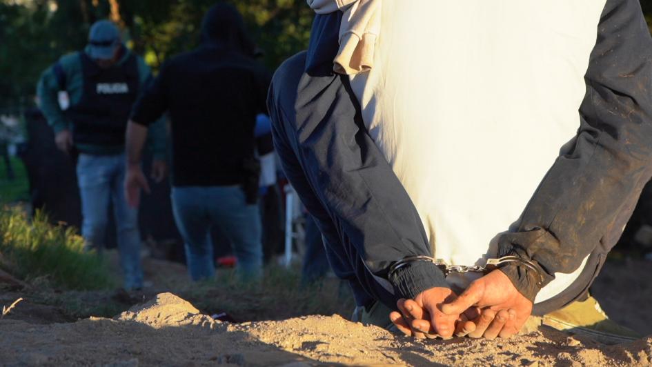 Hombre fue detenido tras una investigación por varios hurtos efectuados en la ciudad.. Hombre detenido por personal policial.