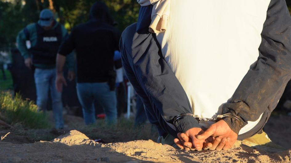 Hombre con medidas de seguridad Hombre con medidas de seguridad