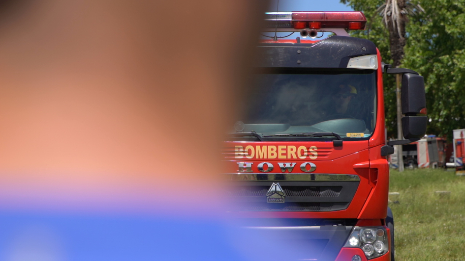 Camión de Bomberos durante operativo de emergencia mientras personal trabaja en la zona