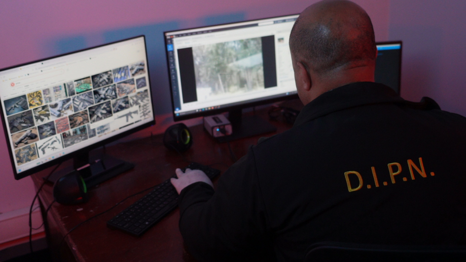 Funcionario del Área de Investigaciones durante actuaciones vinculadas a la investigación