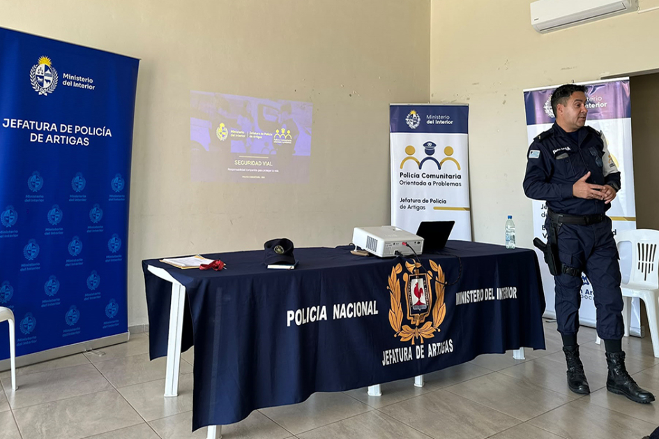 Cabo José Luis Suárez disertando en Escuela de Seguridad Ciudadana en Centro Cultural Baltasar Brum