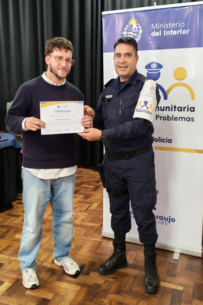 Cabo José Luis Suárez entregando certificado a participante en Bella Union