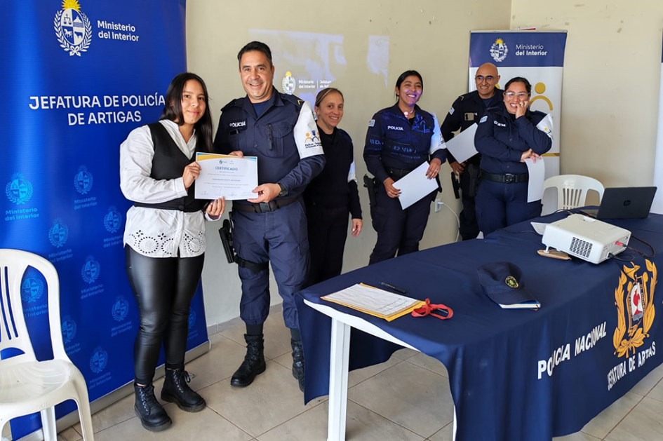 Cabo José Luis Suárez entregando certificado a participante en Baltasar Brum
