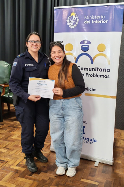 Cabo Paola Pisacco entregando certificado a participante en Bella Unión