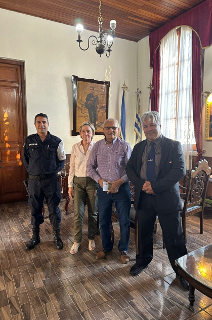 Cabo Walter Abreu de Prensa y Cabo José Suarez de Policía Comunitaria con vistantes en despacho del 