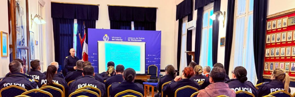 Se realizó charla para aprobación de gestión de calidad Jefe de Policia durante charla de certificación de calidad ISO 9001