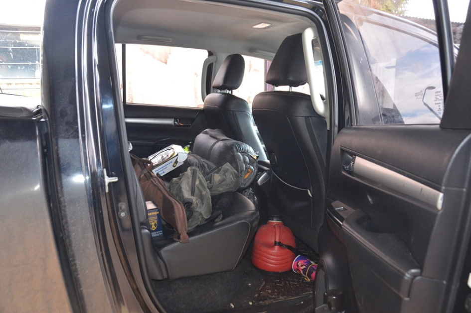 Camioneta con puerta trasera abierta
