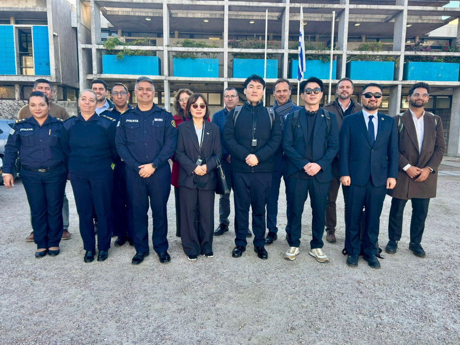 Autoridades frente a la sede de CCU Autoridades de la DNPG, PNUD, Inmujeres y la Policía Nacional de Corea (KNPA) en la sede del CCU