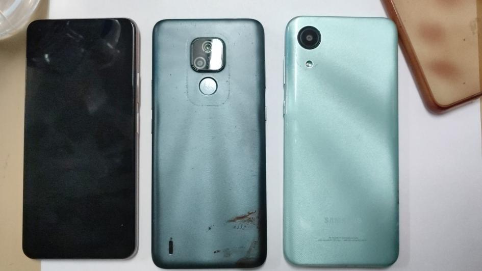 Celulares incautados de las pertenencias del detenido Tres celulares incautados de las pertenencias del detenido