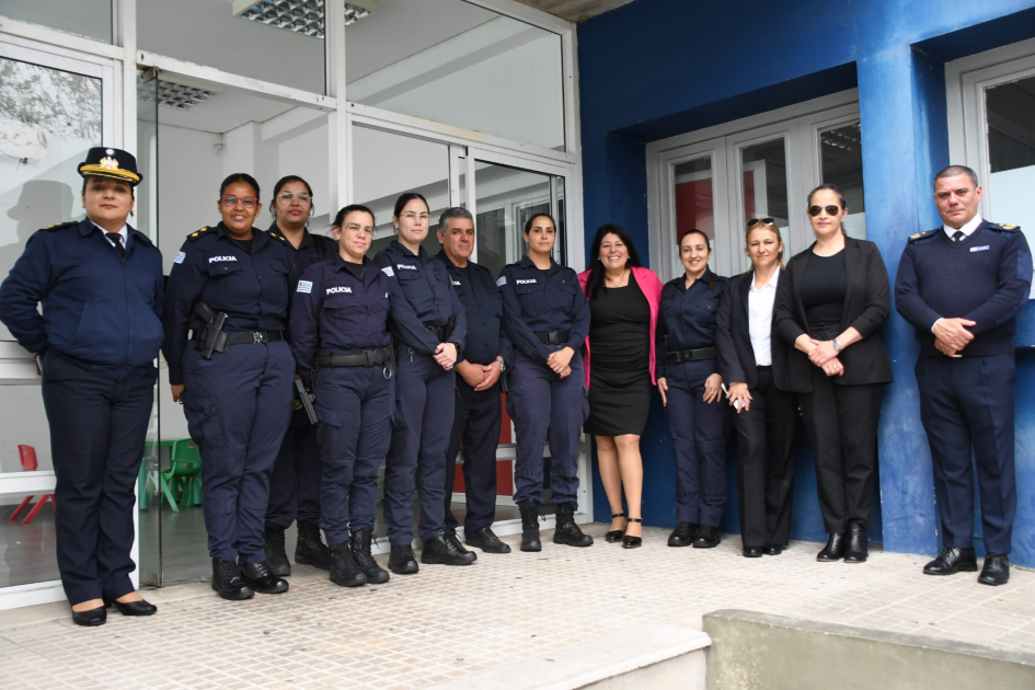 Autoridades de la DNPG junto al Equipo de trabajo de la CEVDG de Cerro Largo Autoridades de la DNPG junto al Equipo de trabajo de la CEVDG de Cerro Largo
