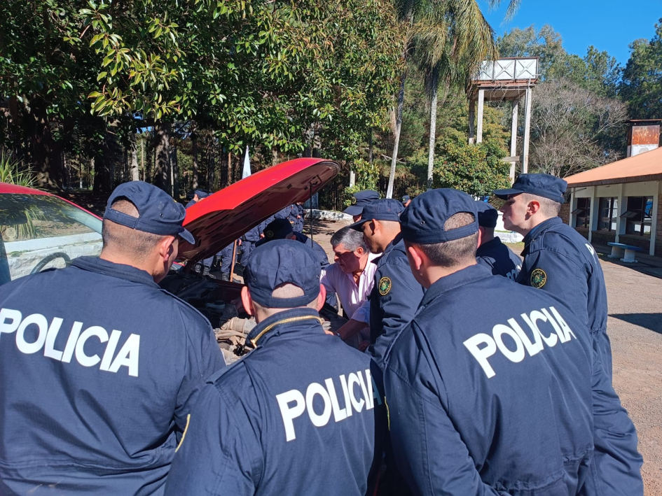 Capacitación en identificación vehicular para la policía de Rivera Capacitación en identificación vehicular para la policía de Rivera