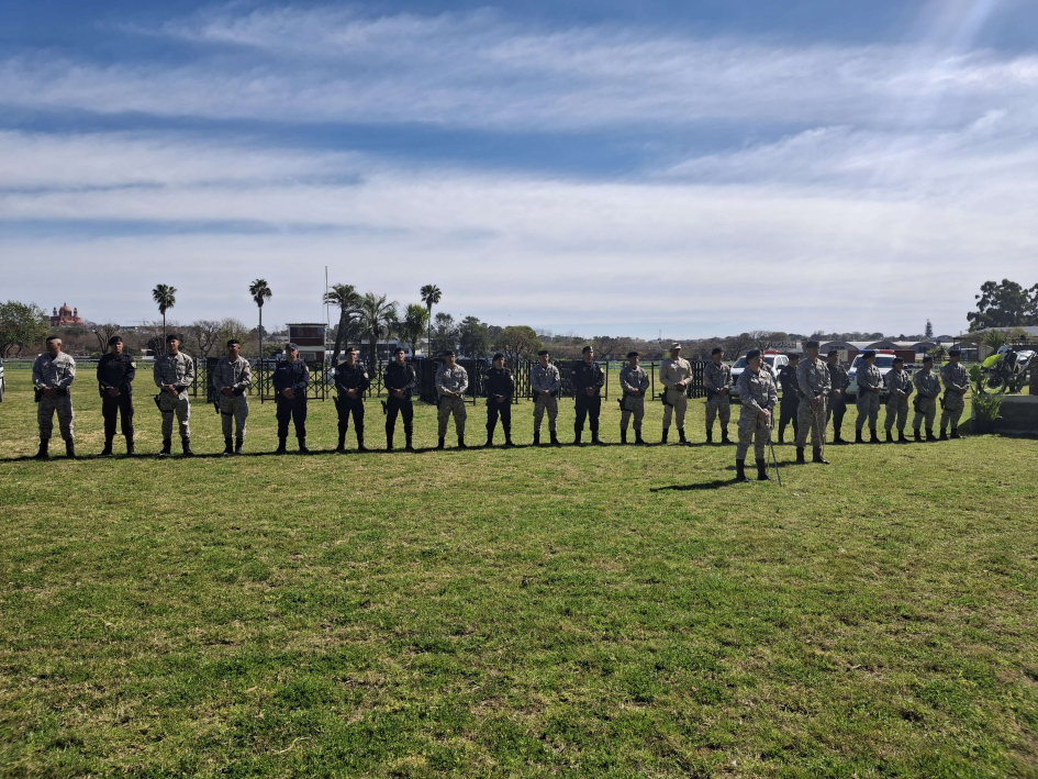 Formación participantes del tercer CRIP Formación de cursantes de pie sobre el pasto con instructores al frente