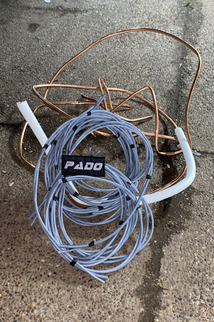 Caño de cobre y cables recuperados por la policía