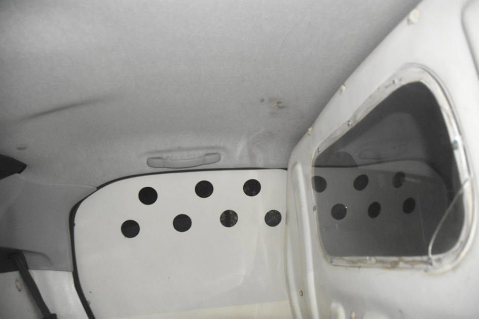 Cabina de móvil policial con mampara acrílica dañada Cabina de móvil policial con mampara acrílica dañada
