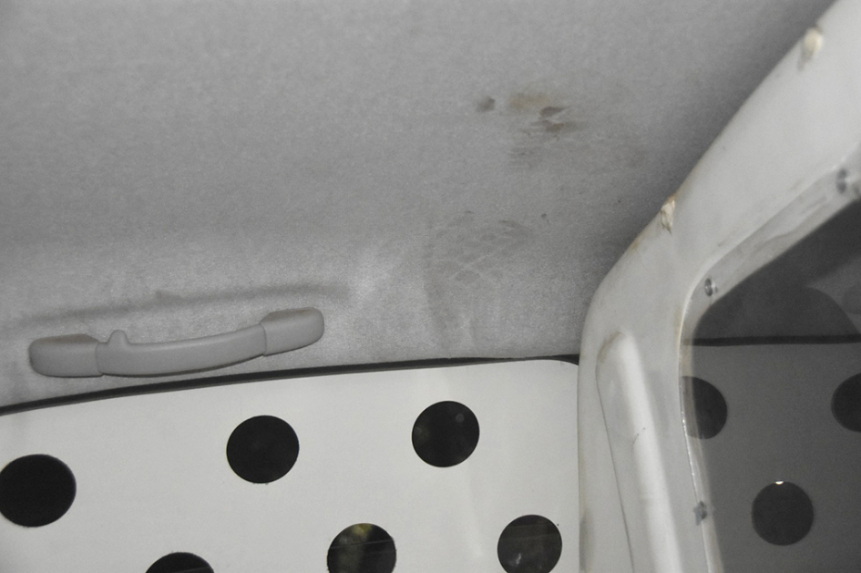 Cabina de móvil policial con marcas de pies en el techo Cabina de móvil policial con marcas de pies en el techo