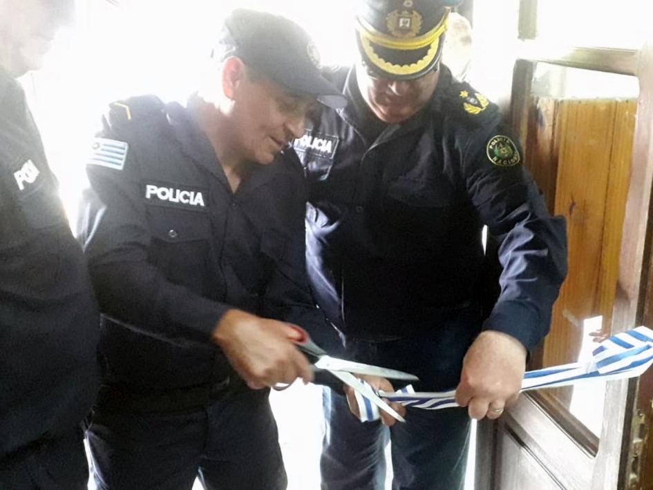 Cabo Mario Acevedo cortando cinta inaugural