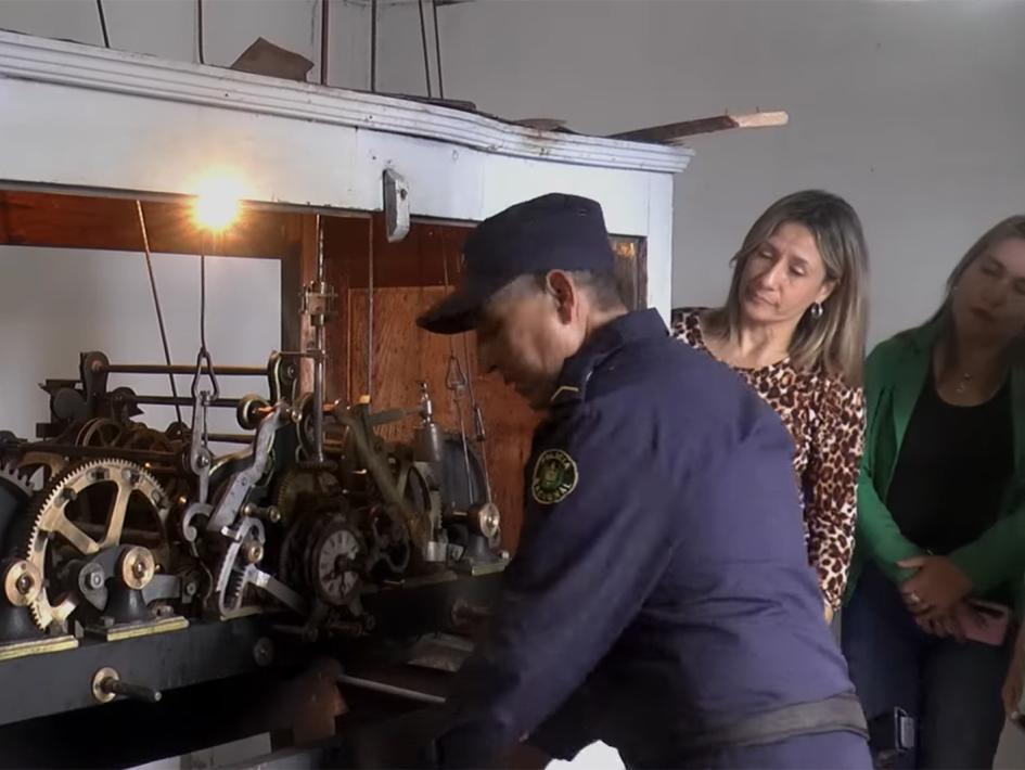 Cabo Mario Acevedo mostrando reloj