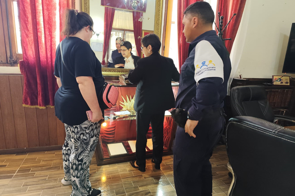 Cabo Marisel Gomez mostrando el despacho del Jefe de Policía a visitantes.